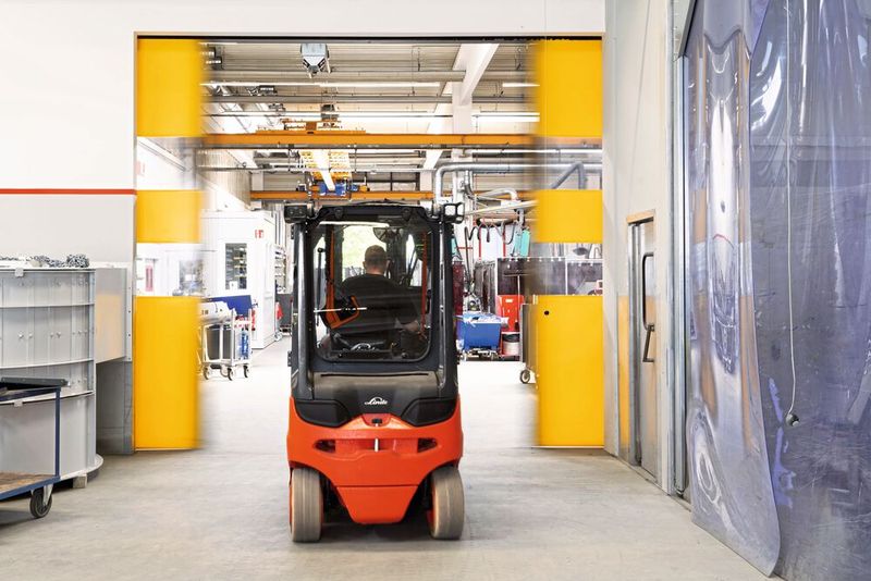 Das Schnelllauftor Syncro ist für bis zu 350.000 Öffnungen im Jahr konzipiert. Im Kurzzeitbetrieb sind damit bis zu 120 Öffnungszyklen pro Stunde drin.