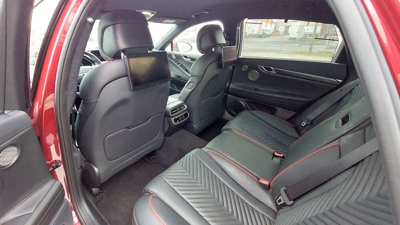 Das Platzangebot: Der Genesis G80 ist mit einem Radstand von gut drei Metern die perfekte Langstreckenlimousine. Vor allem die Passagiere im Fond haben erstaunlich viel Beinfreiheit.  (Bild: Mauritz – »kfz-betrieb«)