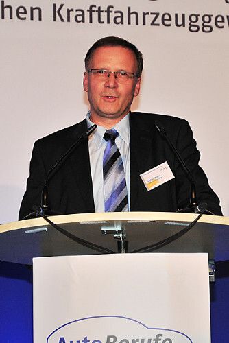Siegfried Schulz sprach als Vertreter des Sponsors Lucas-Nülle die Laudatio auf den Fünftplatzierten: ... (Foto: Schmidt)