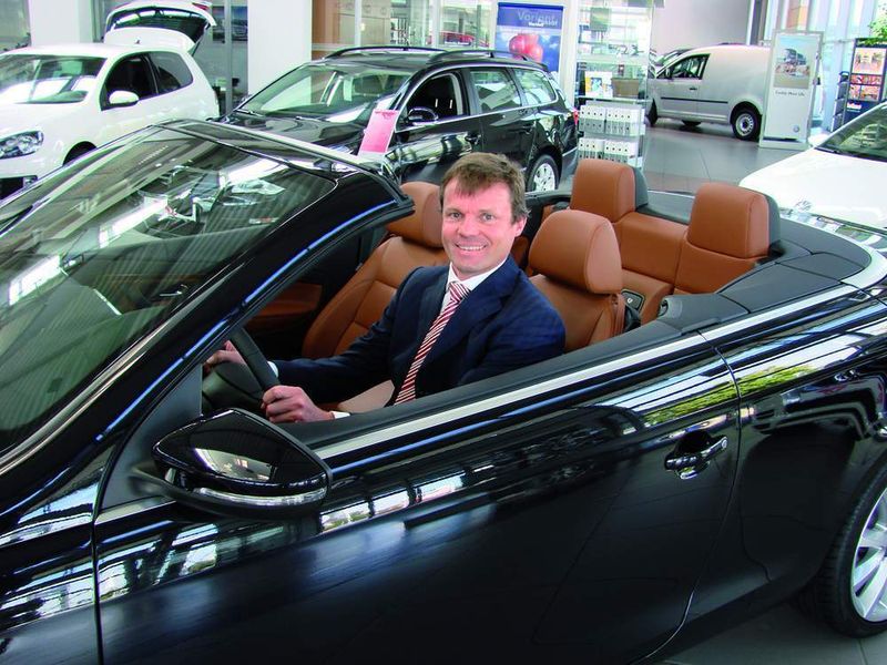 Das richtige Auto zur richtigen Zeit: Marketingleiter Christian Roth im Cabrio. (Archiv: Vogel Business Media)