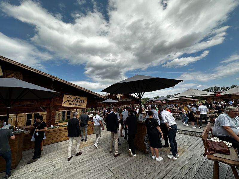 Mittags sind schon über 500x Gäste am Start und über den Tag sollen es ca. 1.000x Gäste werden. (Bild: Vogel IT-Medien )