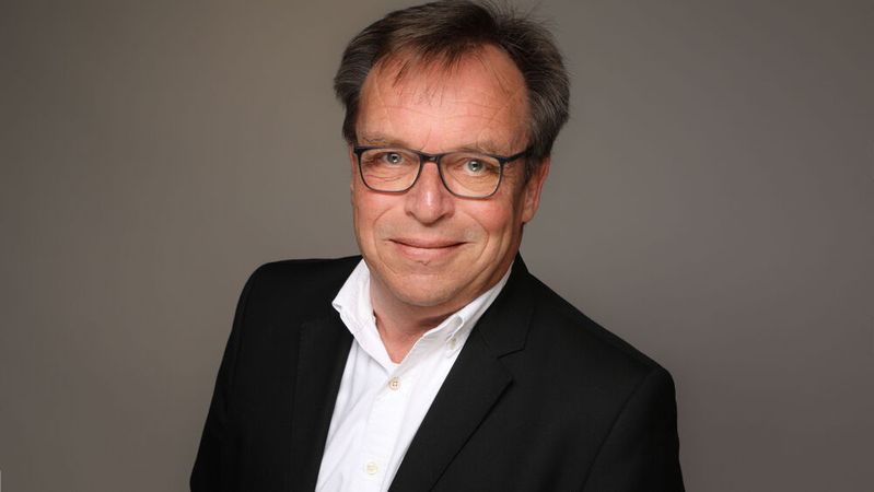 Andreas Glotz, Deutsche Gesellschaft für Geldwäscheprävention, weiß, wie unangenehm und teuer es für Händler werden kann, wenn die Aussicht auf ein gutes Geschäft alle Warnsignale vergessen lässt. Beim Deutschen Remarketing Kongress 2024 stellt er drastische Fälle vor.(Bild:  DGGWP)