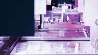 Die Eco-Cvelox ermöglicht das Hochdruckwasserstrahl-Entgraten und Reinigen von Bauteilen laut Hersteller Ecoclean zu besonders geringen Kosten. (Ecoclean)