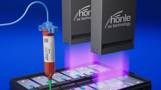 Die Schweißstellen eines Zellkontaktiersystems sind mit blauem Klebstoff zum Schutz vor Vibrationen und Korrosion abgedeckt. (Bild: Hönle)