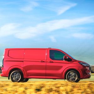 Der Transit Custom wartet mit einer Nutzlast von bis zu 1.350 Kilogramm auf.(Bild:  Ford)