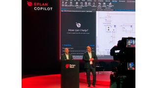 Ein erster Schritt, um Wissen aus dem Unternehmen festzuhalten: Sebastian Seitz und Sean Mulherrin stellten auf der Eplan Next den Copilot vor. (Bild: Stefanie Michel)