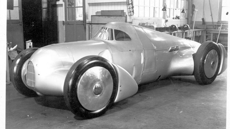 Ende Oktober fuhr Rudolf Caracciola auf Mercedes-Benz in Ungarn auf der Fernstraße bei Gyón mit einem speziellen Rekordwagen mehrere internationale Bestmarken ein, unter anderem erreicht er bei fliegendem Start über die Meile eine Durchschnittsgeschwindigkeit von 316,592 km/h. Diesen Wert galt es für die Auto Union 1935 zu schlagen.  (Bild: AUDI AG)