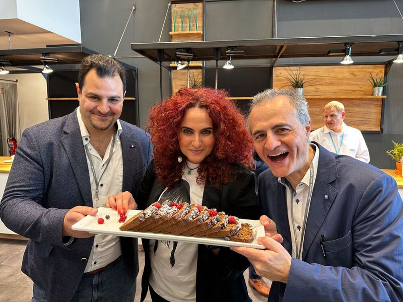 Das Bananen-Brot schaffen wir locker, Besa (IT-BUSINESS) mit Daniel und Massimo Scuderi (r., M. K. Computer). (Bild: Vogel IT-Medien GmbH)