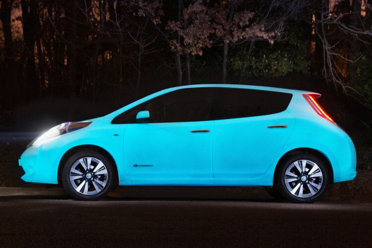 Um den Leaf ins rechte Licht zu rücken, experimentiert Nissan sogar mit fluoreszierenden Lacken. (Foto: Nissan)
