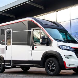 Mit dem fließenden Übergang vom Fiat-Ducato-Fahrerhaus zum schwarzweißen Aufbau mit mattschwarzen Alu-Felgen und kurzen Überhängen wirkt der Challenger auf den ersten Blick tatsächlich wie ein Kastenwagen.(Bild:  Challenger)