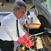 Werner Steber demonstrierte Werkstattarbeiten an Hochvoltfahrzeugen. (Zietz)