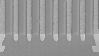 Zweischichtige Materialprobe, die mit dem Shin-Etsu-Dual-Damascene-Verfahren bearbeitet wurde (Querschnittsansicht). (Bild: Business Wire)