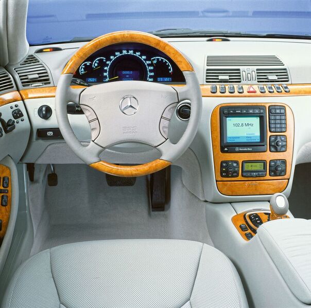 Das Cockpit der Mercedes-Benz S-Klasse der Baureihe 220 (1998 bis 2005) mit dem neuen Anzeige- und Bediensystem COMAND (Cockpit Management and Data System), bestehend aus Multifunktionslenkrad, Zentraldisplay im Kombi-Instrument und der Anzeige- und Bedieneinheit in der Mittelkonsole.  (Daimler)