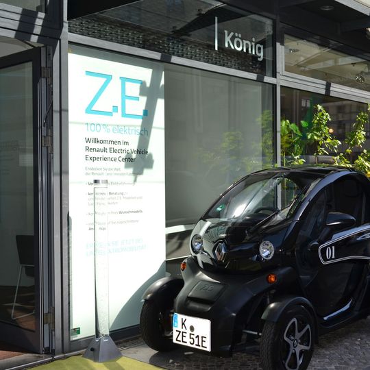 Das Autohaus König, größter Renault-Partner in Deutschland, hat am Berliner Gendarmenmarkt das erste deutsche Electric Vehicle Experience Center für die französische Marke in Betrieb genommen.(Bild:  Hiemann)