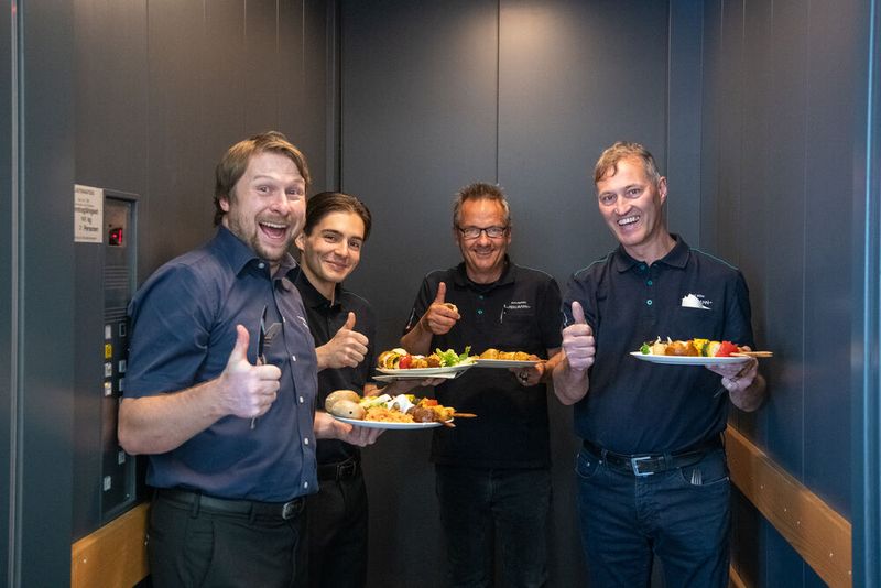 Gute Mahlzeit verdient hat sich dieser Teil der Fehlmann-Crew, die den SMM-Technologietag hervorragend unterstützt hat.  (Bild: Thomas Entzeroth)