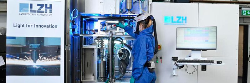 Am Laser Zentrum Hannover (LZH) erforschen Experten, wie man die additive Fertigung (Bild) und das Hartlöten per Laser unter extrem sauerstoffarmer Atmosphäre optimieren kann. Denn das hat den Vorteil, dass keine Oxidationseffekte mehr stören können. Hier ein erstes Fazit ...(Bild:  LZH)