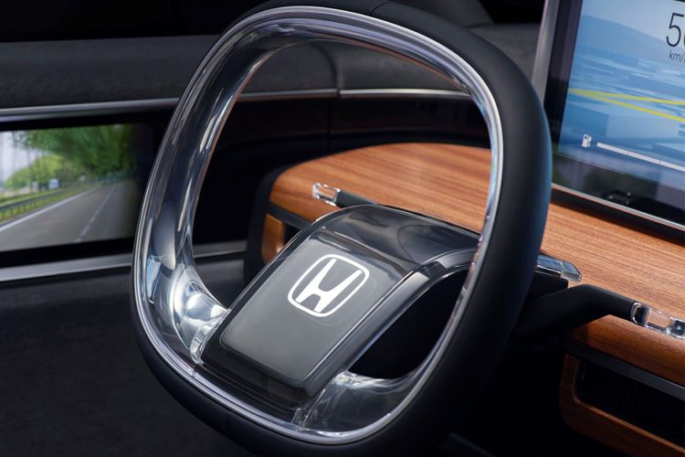 Die Holzoptik des Amaturenbretts steht in Kontrast zum ansonsten verwendeten Gewebematerial. (Bild: Honda)