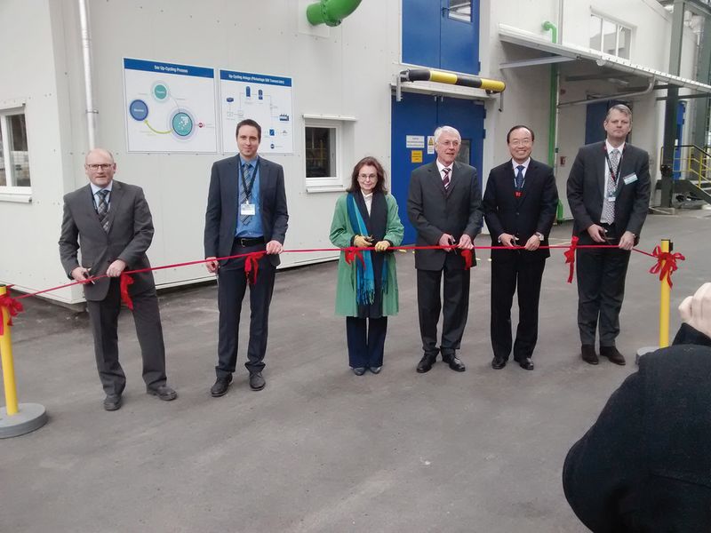 Mit einer offiziellen Zeremonie, wurde die weltweit erste Up-Cycling-Anlage für Fluorpolymere in Betrieb genommen. (Bild: Ernhofer / PROCESS)