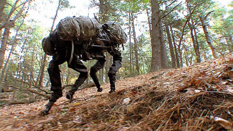 BigDog est un robot quadrupède qui marche, court et escalade des terrains accidentés en portant des charges lourdes. Il est mu par un moteur à essence qui alimente un système de vérins hydrauliques. (Image: Boston Dynamics & Trelleborg) (Archiv: Vogel Business Media)