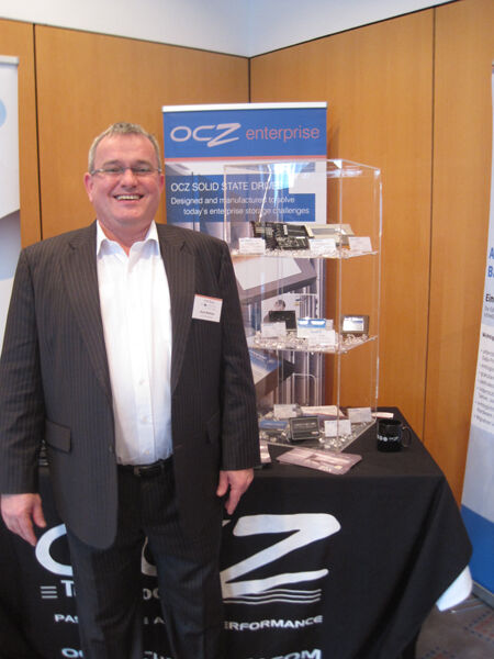 Axel Boehme (OCZ) mit seinen Solid-State-Laufwerken und Premium-Computer-Komponenten (rombus / IT-BUSINESS)