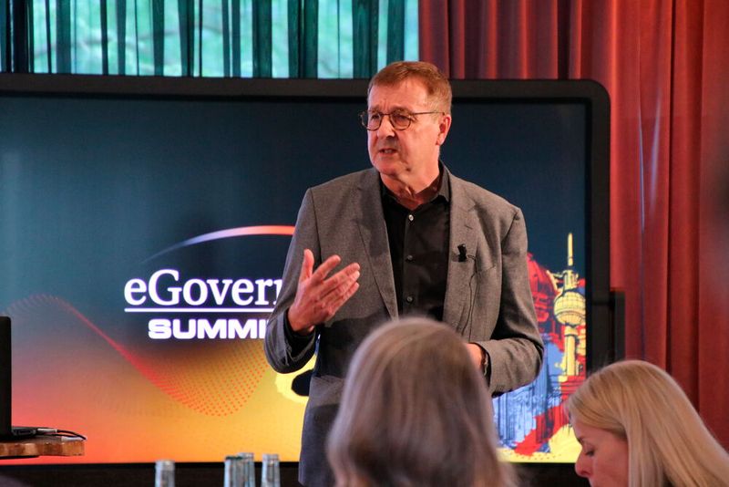 Am Nachmittag stand zunächst der Themenblock „OZG und Verwaltungsmodernisierung“ auf dem Programm. Ernst Bürger, Ministerialdirektor, Leiter der Abteilung Digitale Verwaltung, Steuerung OZG beim BMI berichtete, wie es mit dem OZG-Änderungsgesetz weitergeht – nachdem am Vorabend im Vermittlungsausschuss eine Einigung von Bund und Ländern erreicht wurde.  (©Vogel IT-Akademie)