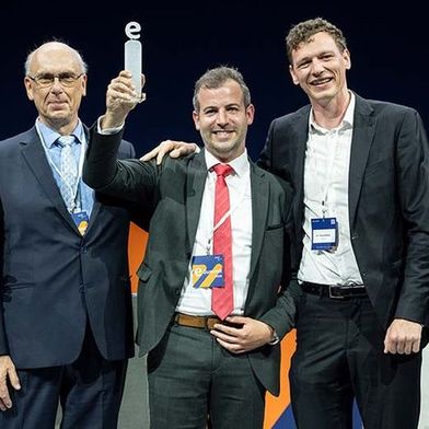 Dorothee Bär (Federal Minister for Research, Technology, and Space) presented the Electrifying Ideas Award to: Dr. Helmut Kreiser (GSI Helmholtz Centre), Philipp Müller (Rittal), and Dr. Thomas Weber (etalytics). Also in the picture: ZVEI President Daniel Hager (ZVEI). (from left to right) (Image: Rittal)