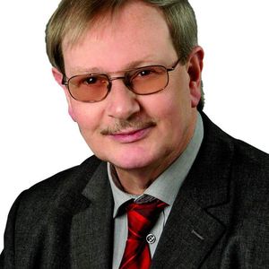 „In der zentrifugalen Trenntechnik, hier im Bereich der Anwendung von Sedimentationszentrifugen wie Dekantern und Separatoren, stellt das Condition Monitoring einen immer wichtiger werdenden Beitrag zur geplanten/budgetierten Kontrolle der Wartungs- und Reparaturarbeiten bei gleichzeitiger Reduzierung der Kosten dar. Es erlaubt eine gezielte, präventive Wartung und ermöglicht es dem Kunden, die Maschinen mit der höchst möglichen Verfügbarkeit zu betreiben. Ein Condition Monitoring mit Fernabfrage versetzt den Zentrifugenspezialisten in die Lage, vom Büro aus Diagnosen zu stellen und trägt so zu effektiven Wartungseinsätzen bei.“ Gert Bergjohann, Geschäftsführer von Pieralisi Deutschland