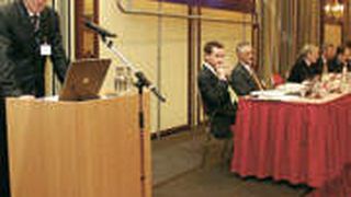 Der Rechtsanwalt und Buchautor 
Dr. Kurt Reinking (am Rednerpult) moderierte den 
Autorechtstag. (Archiv: Vogel Business Media)