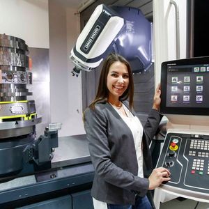 DMG Mori, Bielefeld, zeigt eine Maschine, die simultane 5-Achs-Bearbeitung ermöglicht.