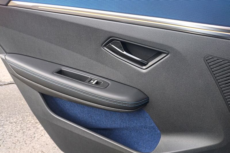 ... Zwar sind die günstigen Kunststoffe geschickt hinter Alcantara-Dekorelementen versteckt... (Bild: Sven Prawitz/Vogel Communications Group)