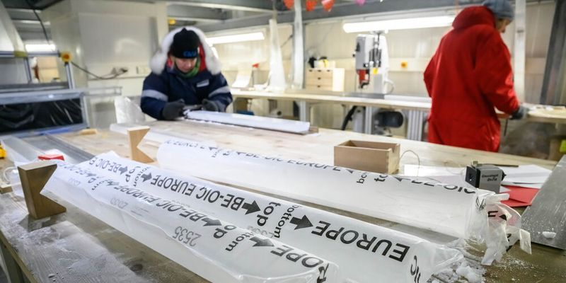 Im Sommer 2025 prozessiert ein internationales Forschungsteam im Eislabor des Alfred-Wegener-Instituts über 2.800 Meter Eis aus der Antarktis. (Bild:  Alfred-Wegener-Institut / Kerstin Rolfes)