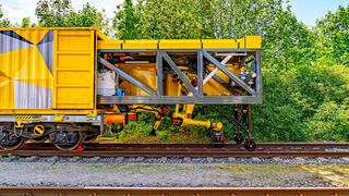 Das neue automatische Schienenreparatursystem besteht aus einem Waggon, der auf Schienen gezogen wird und mit zwei Robotern von Fanuc ausgestattet ist (rechts). Außer dem Schweißen beherrscht diese Robel-Innovation das Fräsen und Schleifen. (Bild: Robel)