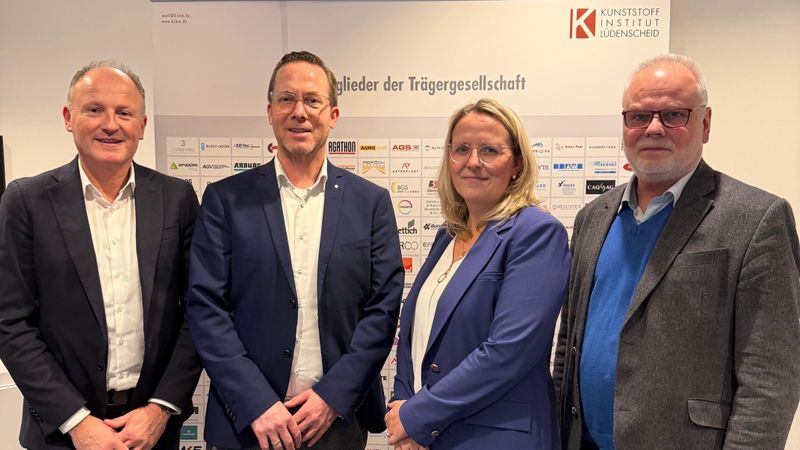 vlnr.: Andreas Balla (Murtfeldt Kunststoffe), Sven Braatz (Hotset), Nina Felek (SIHK Hagen) und Claus Hegewaldt (SIHK Hagen).(Bild:  Kunststoff-Institut Lüdenscheid)