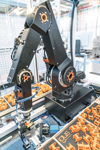 Robolink Gelenkroboter und Portalroboter montieren gemeinsam e-ketten in der igus Fabrik in Köln – die Amortisationszeit beträgt oft vier bis sieben Monate. (Quelle: ) (Igus GmbH)
