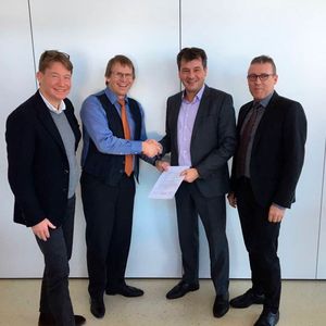 Die Vertragsunterzeichnung zum Neubau in Schwerin mit Thomas Fischer, Projektleiter bei IE Plast, Klaus Steupert, Gruppenleitung IE Group, Frank Mengis, COO Ypsomed, sowie Ypsomed-CFO Niklaus Ramseier (v.l.n.r.).