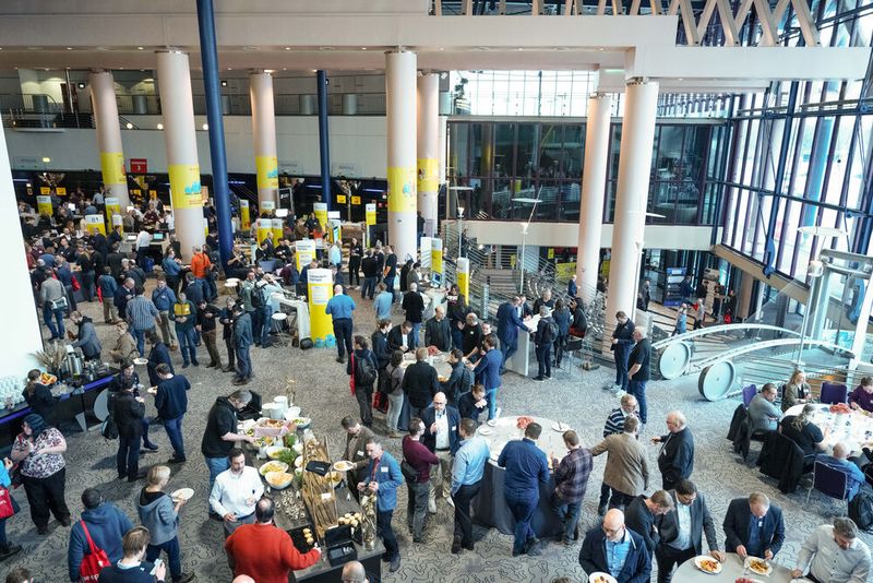 Der Ausstellungsbereich des Univention Summit: Neben über 500 Teilnehmenden, folgten noch weitere 250 Menschen den Live-Stream des Vortragsprogramms. (©univention)