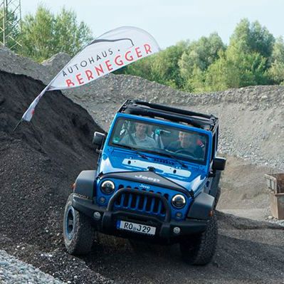 In der lokalen Kiesgrube können Kunden des Autohauses Bernegger die Offroad-Eigenschaften der Jeep-Modelle ausgiebig testen.(Bild:  Autohaus Bernegger)
