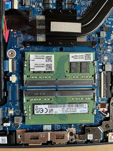 Der Speicher besteht aus DDR4-SO-DIMMs und lässt sich so leicht erweitern. Für die maximale Leistung der Iris-Xe-GPU im Prozessor müssen zwei Speichermodule für den Dual-Channel-Modus vorhanden sein. (Bild: Vogel IT-Medien)