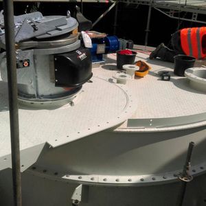 Anbringung eines Silodachs mit moderner Explosionsdruckentlastungsklappe auf ein neues Holzfeinspansilo.(Bild:  Thorwesten)