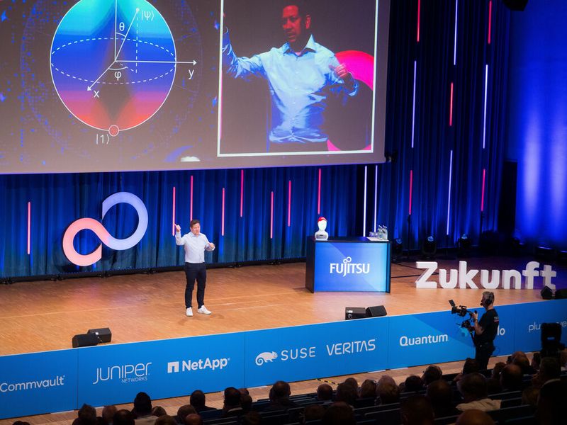 Christian Schulte, Leiter Business Development bei Fujitsu, beschäftigte sich bei seinem Teil der Keynote mit Zukunftsthemen wie KI, den Fujitsu-eigenen ARM-Prozessoren und Quantencomputern. (Bild: Fujitsu)