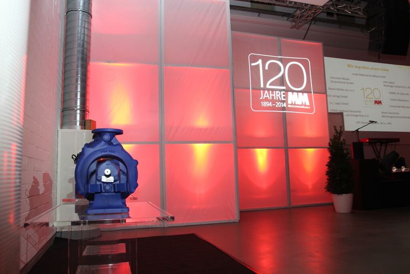 Vorne direkt neben der Bühne haben die Exponate von KSB, Meilenstein-Unternehmen der Pumpen und Armaturen, ihren Platz... (Bild: Finus)