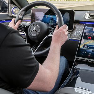 Der Fahrer muss jederzeit wieder die Kontrolle übernehmen können; spätestens zehn Sekunden nachdem das System ihn dazu aufgefordert hat.(Bild:  Mercedes-Benz)
