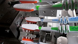 Bild 1: Mit einer Frequenz von bis zu 1000 Takten pro Minute werden in jedes einzelne Loch der Zahnbürstenträger die Borsten, auch Filamente genannt, verankert.  (Bild: Eaton)