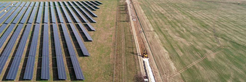 Entstehender Solarpark „Weesow-Willmersdorf“ in Brandenburg. In Deutschland werden inzwischen Solarparks errichtet, die nach Angaben ihrer Betreiber auch ohne Zuschüsse rentabel sind. Nach Schätzungen des Berliner Beratungsunternehmens Energy Brainpool wurden mittlerweile in Deutschland Lieferverträge für rund 560 Megawatt Strom aus förderfreien Solarparks abgeschlossen.(Bild:  Patrick Pleul/dpa-Zentralbild/dpa)