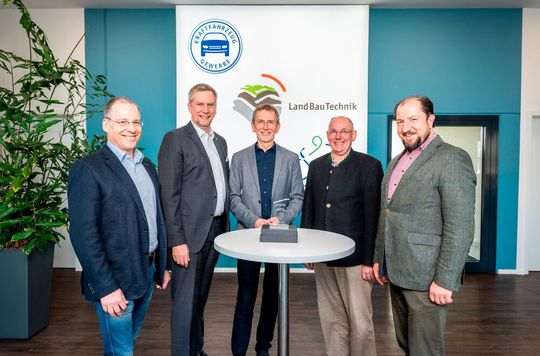 Die Preisträger von links: Klemens Hellenbrand (Geschäftsführer Kfz-Gewerbe NRW), René Gravendyk (Vorsitzender Berufsbildungsausschuss Kfz-NRW), Frank Mund (Präsident Kfz-NRW), Georg Kersten (Vizepräsident Fachverband Land- und Baumaschinentechnik NRW), Marcus Büttner (Hauptgeschäftsführer Kfz-NRW). Die Preisträger von links: Klemens Hellenbrand (Geschäftsführer Kfz-Gewerbe NRW), René Gravendyk (Vorsitzender Berufsbildungsausschuss Kfz-NRW), Frank Mund (Präsident Kfz-NRW), Georg Kersten (Vizepräsident Fachverband Land- und Baumaschinentechnik NRW), Marcus Büttner (Hauptgeschäftsführer Kfz-NRW).
