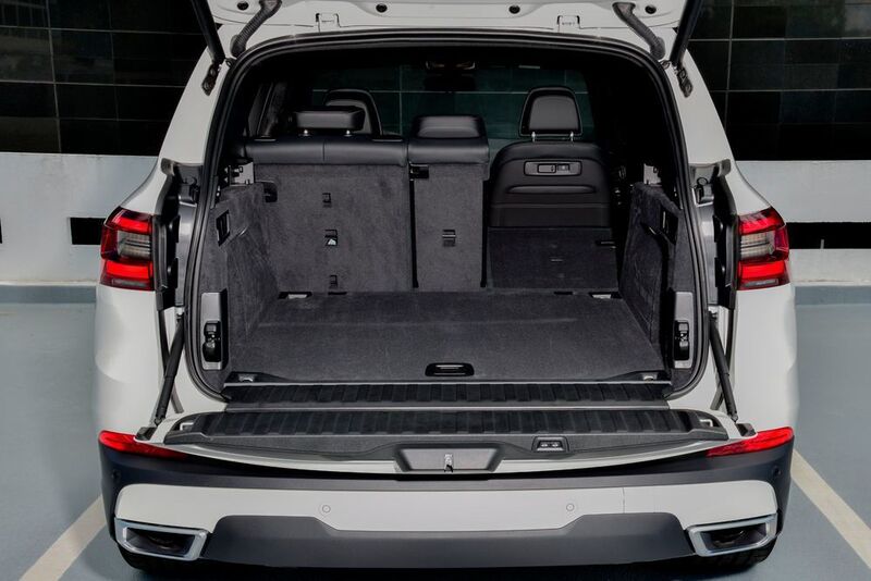 Schon eine gewisse Tradition hat beim X5 die horizontal geteilte Heckklappe. Der Kofferraum bietet Platz für 650 bis 1.860 Liter. (BMW)