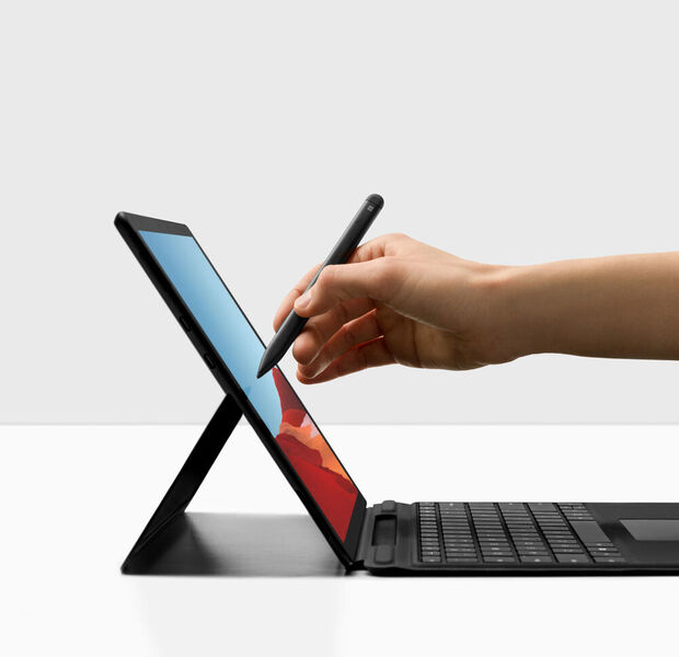 Passend zum Surface Pro X gibt es ein neues Keyboard und einen neuen Stift. Das 3:2-Display liefert mit 2.880 x 1.920 Pixeln sogar eine etwas höhere Auflösung, als das des Surface Pro 7. (Microsoft)
