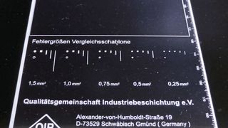 Diese Prüffolie zur Beurteilung dunkler, organisch beschichteter Oberflächen, ist bei der Qualitätsgemeinschaft Industriebeschichtung erhältlich. (Qualitätsgemeinschaft Industriebeschichtung)