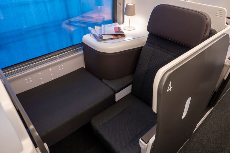 Bequem sitzt man in den Nox-Suites, selbst Raum zum Hochlegen der Füße ist vorhanden. Ab März 2027 verbindet Nox Hamburg mit München.  (Bild: © 2026 Richard Oed)