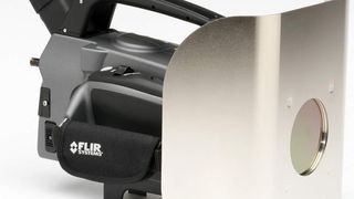 Der abnehmbare Hitzeschild des Infrarotkamera-Modells GF309 von Flir schützt den Anwender und die Kamera vor Hitze. Bild: Flir (Archiv: Vogel Business Media)
